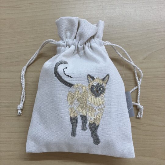 ネコ刺繍巾着