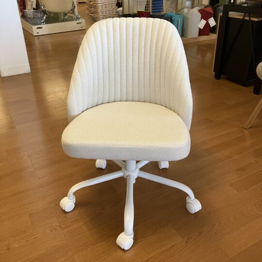 白いオフィスチェア