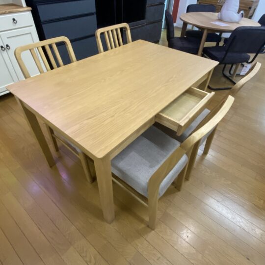 引出のあるダイニングセット