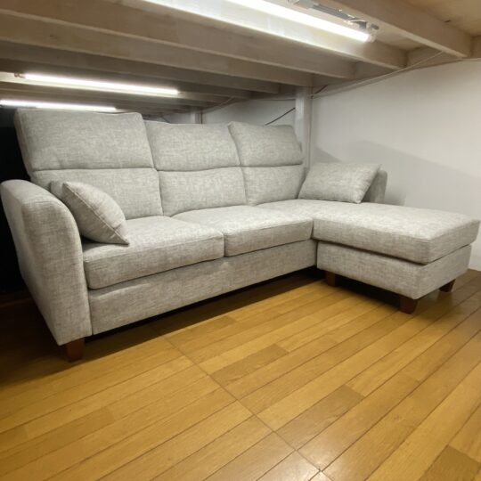 シンプルなカウチソファー