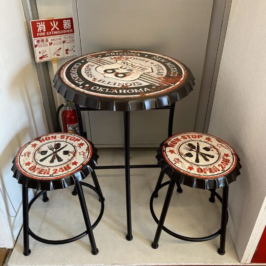 レトロ感のあるテーブルとスツール